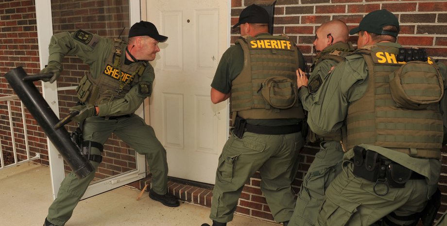 полиция, спецназ, вламываются в здание