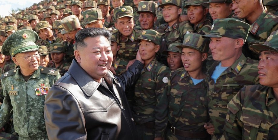 солдати кндр ким чен Ин із солдатами