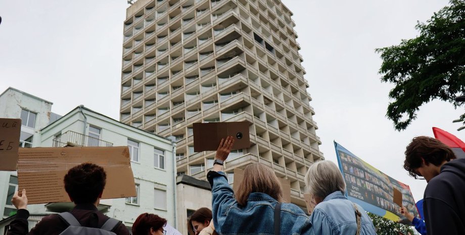 Десятки жителей столицы вышли утром на митинг в Киеве