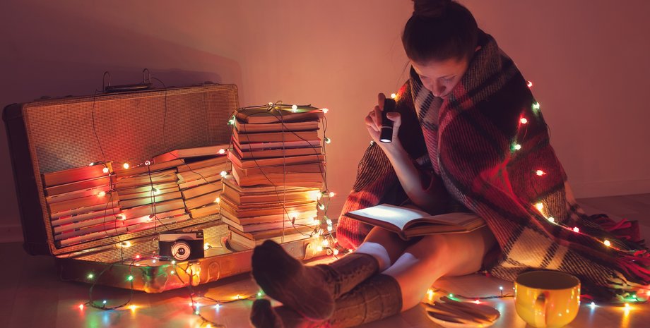 Різдво, Новий рік, гірлянда, читання, книги, книжки