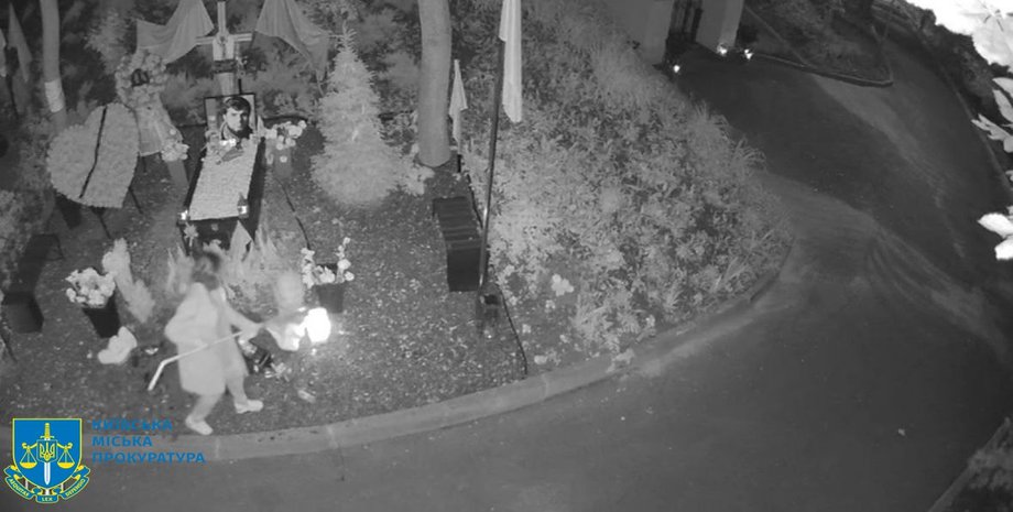 Дмитро Коцюбайло, Да Вінчі, Андрій Пільщиков, Джус, Павло Петриченко, Аскольдова могила, могили військових, вандалізм, акт вандалізму