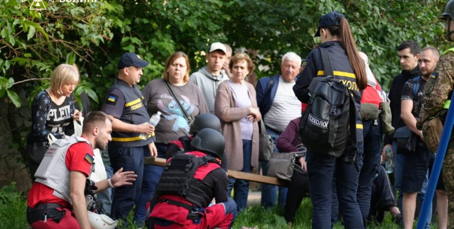 Рятувальники надають допомогу постраждалим та продовжують розбирати завали