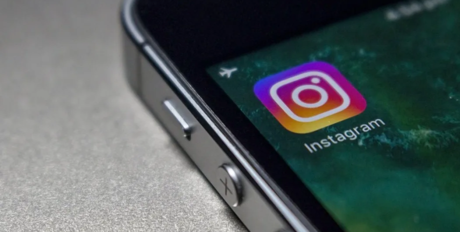 Instagram, телефон Instagram, телефон, соцсети, похвастались добычей в Instagram, пост в Instagram, реклама в Instagram, забыл телефон, грабитель