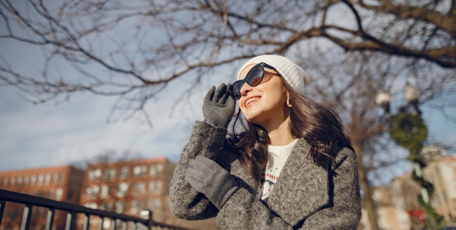 Жінка в окулярах посміхається
