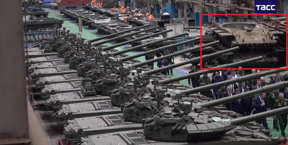 In the video published by the Russian media, you can see what Russian T-80BM tan...