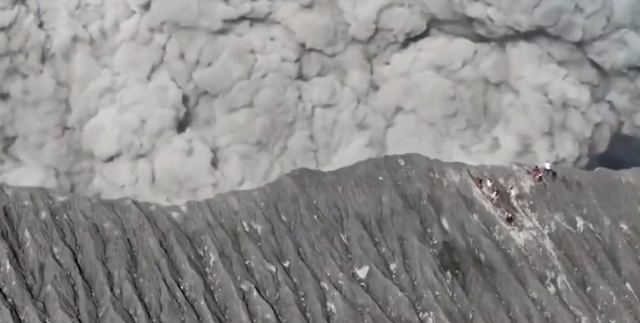 туристы, вулкан, вулкан Дуконо, индонезия, извержение вулкана