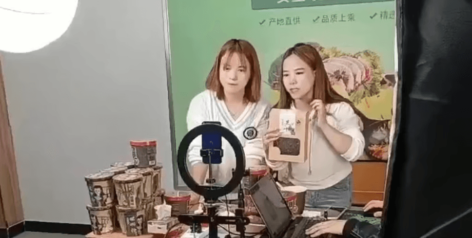 Сестры-близнецы, сестры воссоединились спустя 30 лет, ДНК-тест, история двух сестер, общий бизнес, разлучили в детстве,