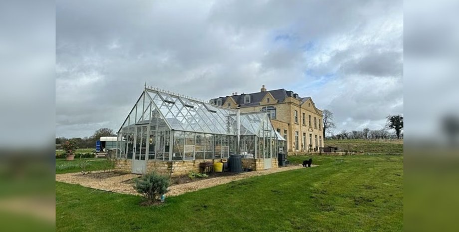 Известная телеведущая должна снести мини "Аббатство Даунтон" по решению суда: в чем причина