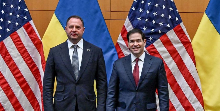 Андрей Ермак и Марко Рубио на фоне флагов