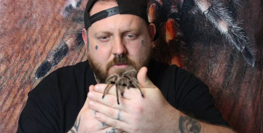 Аарон Фенікс тримає павука