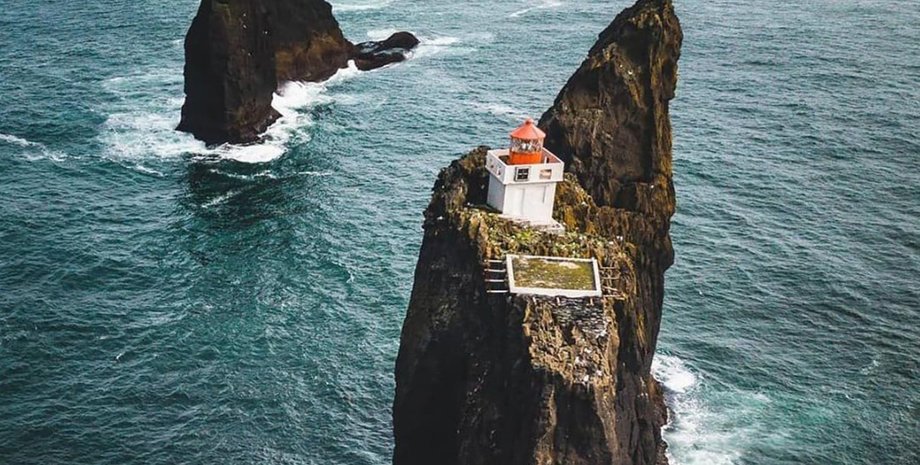 Маяк Трідрангар, побудований на вузькій морській скелі посеред океану біля узбережжя Ісландії, оточений хвилями і скелями