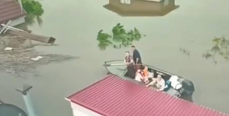 Каховська ГЕС, Олешки, Херсонська область, порятунок сім'ї, мама з дитиною, затоплений будинок