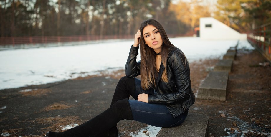 девушка в сапогах