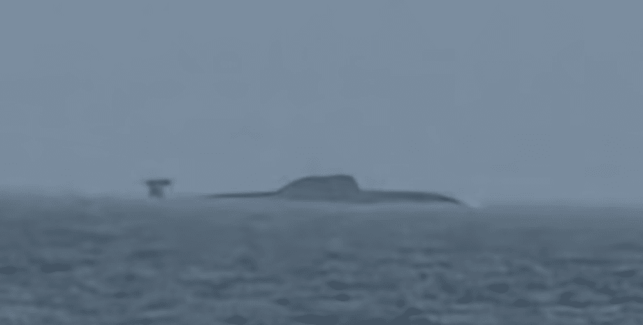 російський підводний човен біля берегів Норвегії, полювання НАТО на підводний човен, військові кораблі