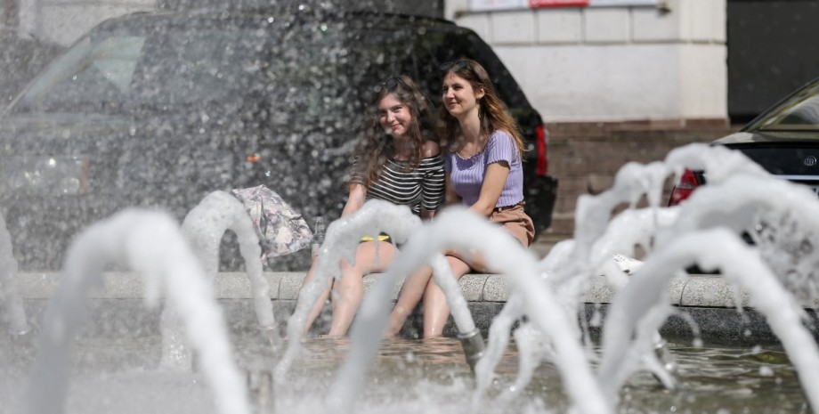 погода в Украине девушки в фонтане