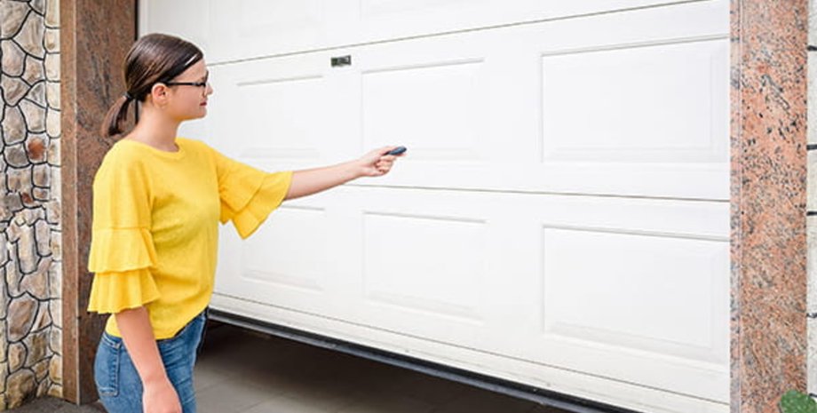 Женщина нашла в гараже бездомную кошку, которая родила в пластиковой коробке