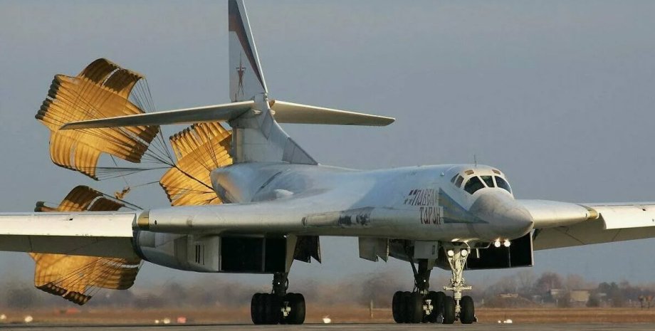 Alternativ kann ein russischer Bomber ein Schwanzradar und die neuesten Raketen ...