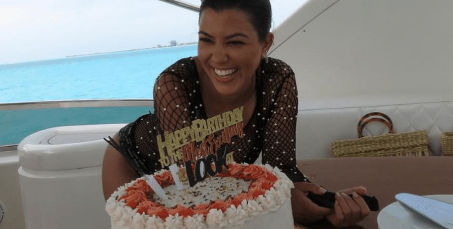 Кортні Кардаш'ян, торт, яхта, море