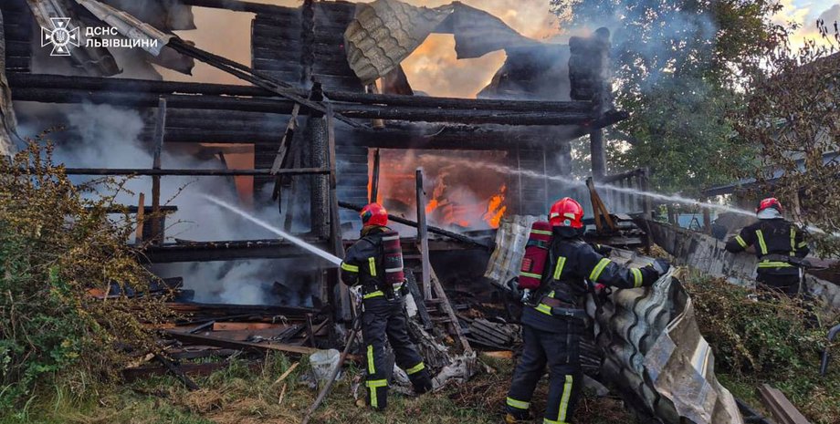 Наслідки обстрілу Львова ліквдіовують рятувальники