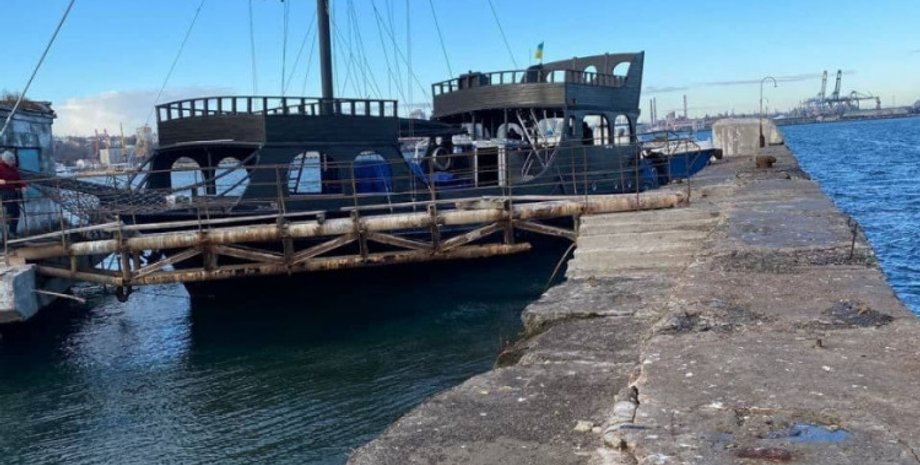 Яхта "Чорна перлина", одеса