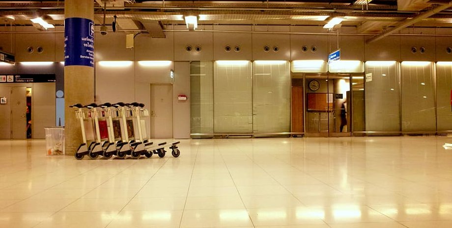 Багажные тележки в аэропорту Бангкока. Фото: pxfuel. CC0