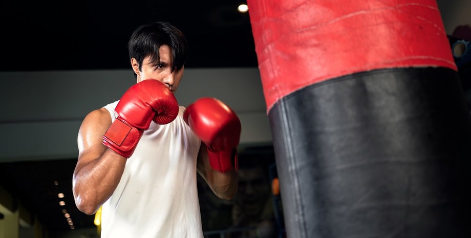 китаец в спортзале, спортзал, бокс
