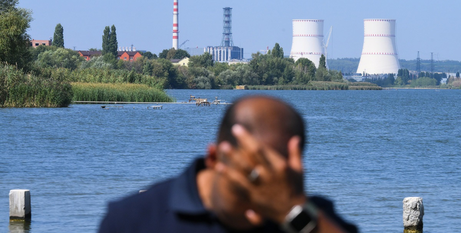 Autor filmu pokazał, że w klasie nauczyciel prowadzi lekcję, aw następnym biurze...