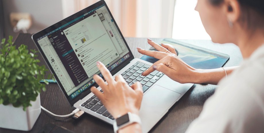 Девушка за ноутбуком