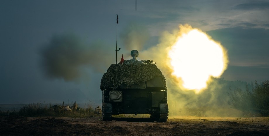 Українські військові знищують російські війська, постріл з українського танка.