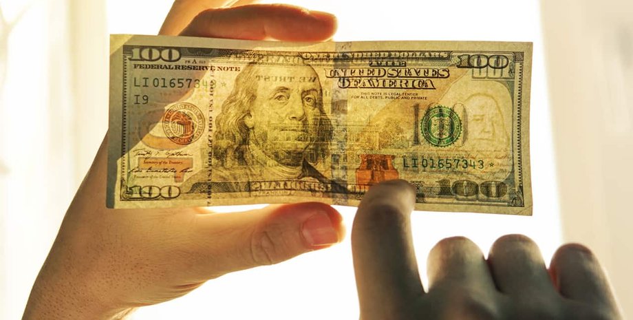 Служба доставки, клиент оставил водителю 100 долларов чаевых, потом оказалось, что это фальшивая купюра