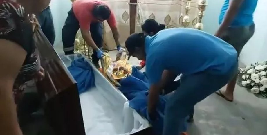 Похорон, труна, ожила в труні, жінка ожила під час похорону, соцмережі, стукала по кришці труни,