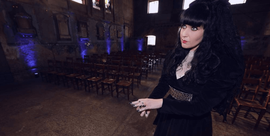 Певица, Brocarde, британка, рокерша