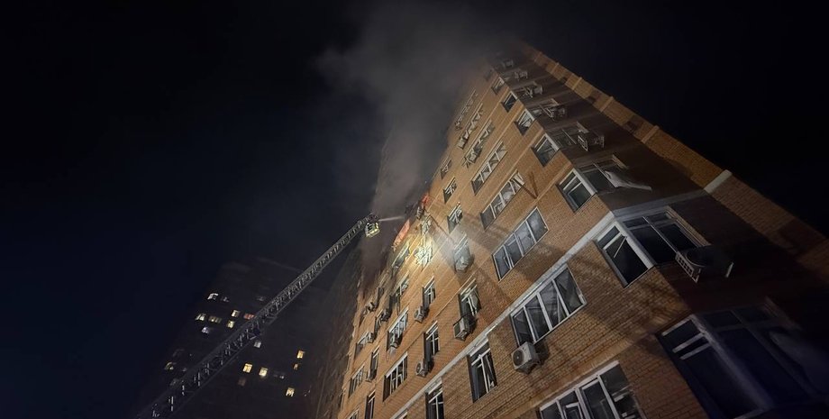 Рятувальники ліквідовують пожежу в багатоповерхівці в Одесі