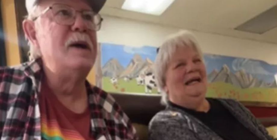 Пара в старшому віці завагітніла, момент, коли вони розповіли своїм батькам про вагітність неоціненний