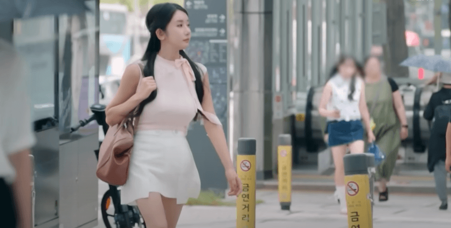Жінка з Південної Кореї йде вулицею в Сеулі після численних пластичних операцій