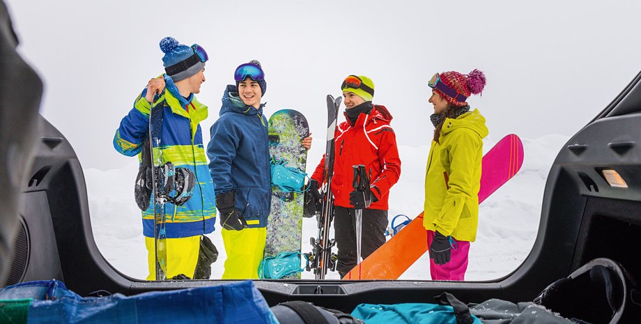 зимние развлечения, лыжи, лыжники, сноубордисты