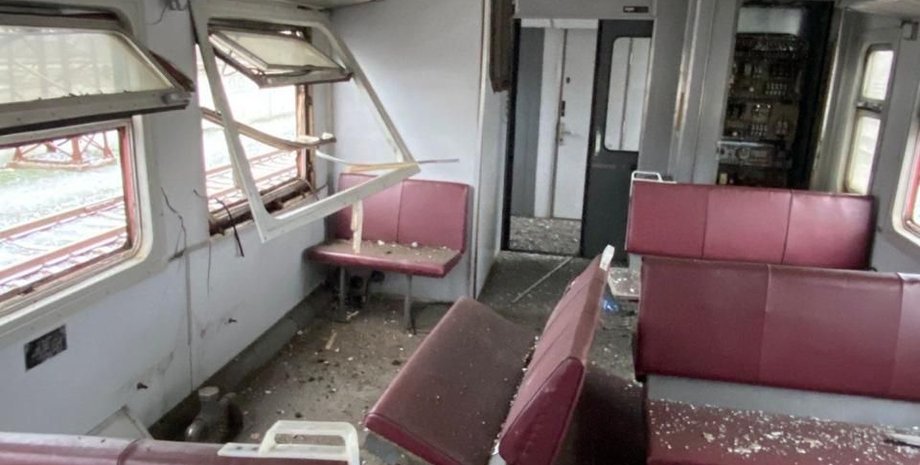 удар по железной дороге, поврежденный вагон