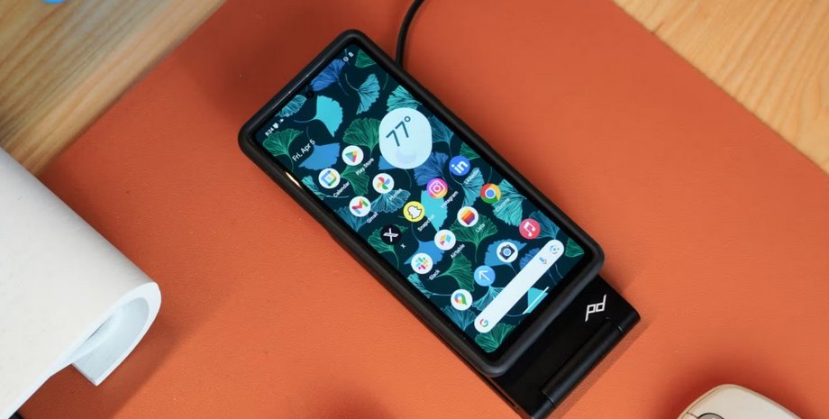 Смартфон на зарядке Смартфон на зарядке