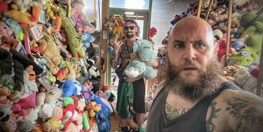 Внутри заброшенного дома нашли тысячи игрушек, сюрприз внутри старого дома, фото, открытия, курьезы