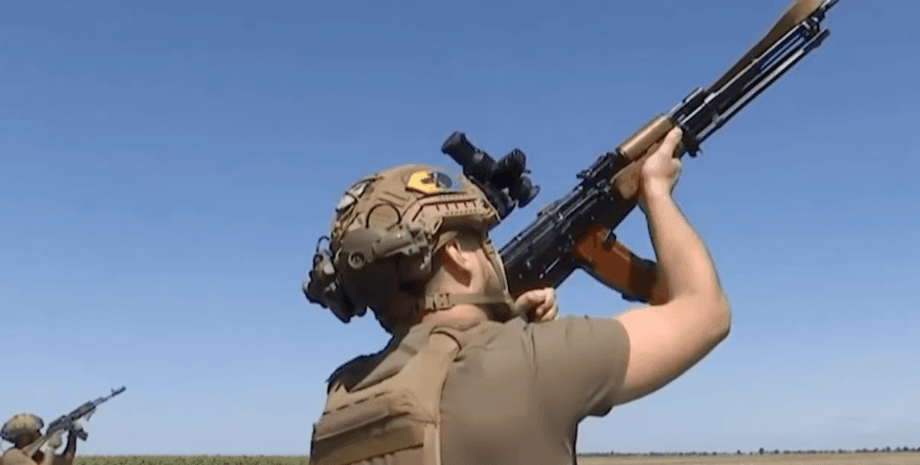 Военные стреляют в воздух