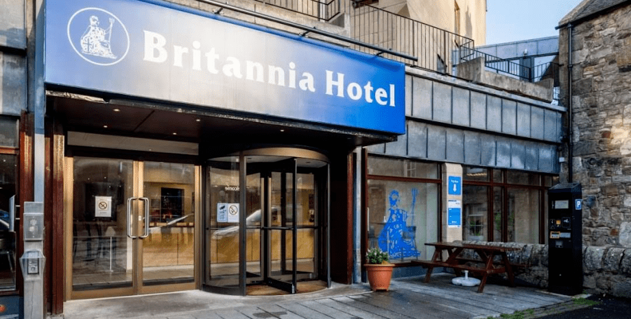 Готель Britannia, віддали номер у готелі, всередині були особисті речі, пішов на вечерю, помилка адміністрації, вимагають оплату, плата за номер