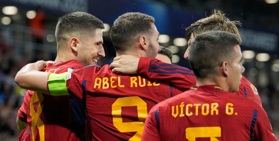 Испания празднует выход в финал Евро Испания празднует выход в финал Евро