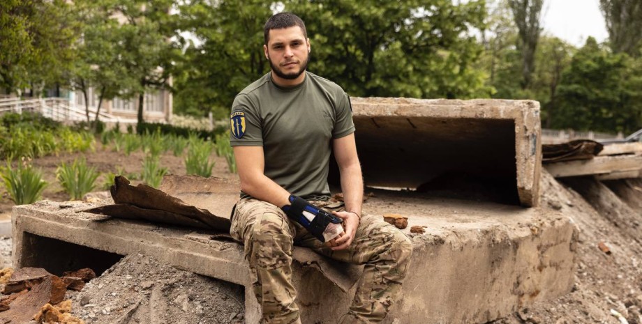 Ukrainischer Soldat Stanislav Bunyatov mit dem Osman -Anrufschild seit 2022. Der...