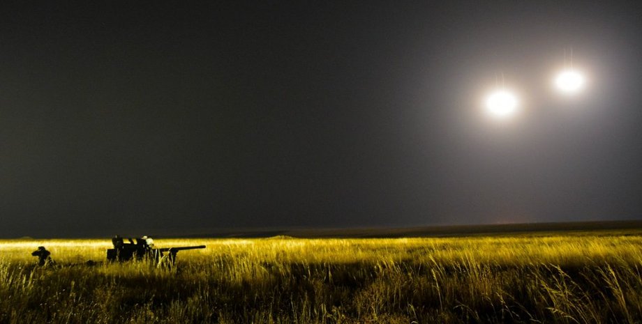 военная техника ночью в поле
