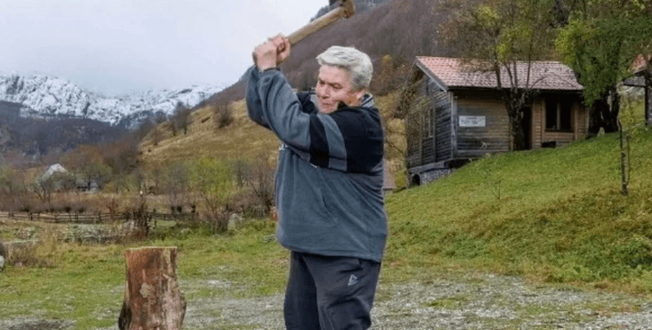 женщина, горы, топор, дом