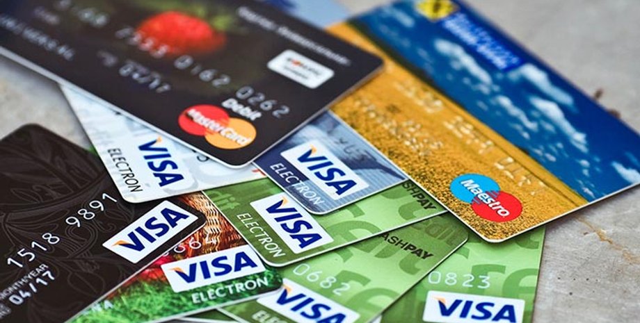 Украинские банковские карты VISA и MasterCard лежат на столе