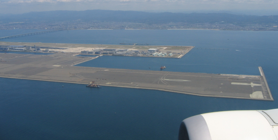 Аеропорт посеред моря