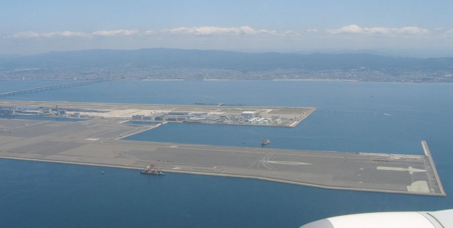 Аеропорт посеред моря