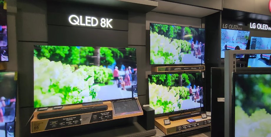 Телевизоры в магазине техники