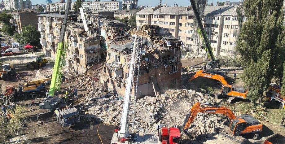 ГСЧС разбирает завалы в Дарницком районе после массированного обстрела Киева 28 августа